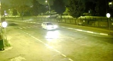 Dereye uçan minibüsün sürücüsü yaralandı