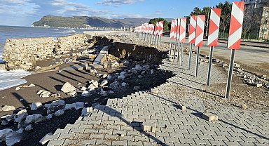 Dev dalgalar Cide-Bartın yoluna zarar verdi