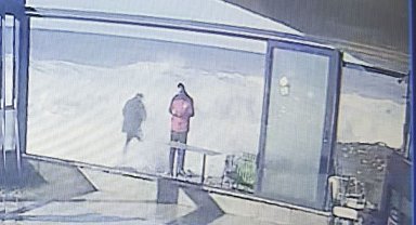 Dev dalgaları görüntülemek isterken az kalsın suya kapılıyordu