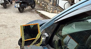 Dikiz aynası kırılan sürücü çareyi böyle buldu