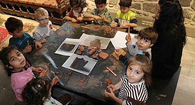Diyarbakır İçkale Müzesi'nde kurulan çocuk atölyesinde çocuklar kendi eserlerini yapıp sergiliyor