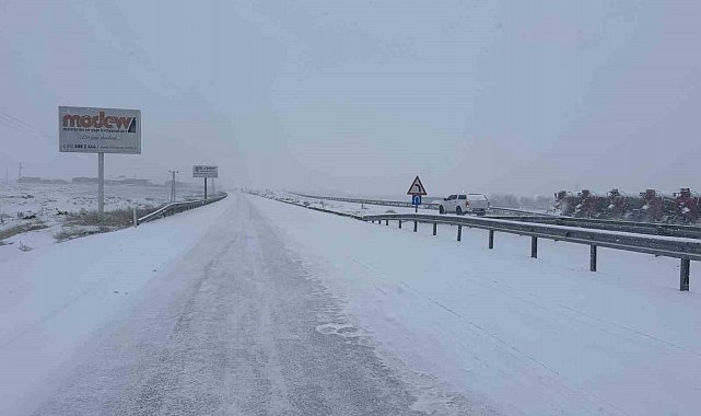 Diyarbakır - Siverek yolunda kar yağışı ulaşımı olumsuz etkiledi