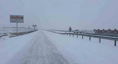 Diyarbakır - Siverek yolunda kar yağışı ulaşımı olumsuz etkiledi