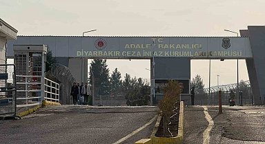 Diyarbakır'da 11'inci yargı paketi heyecanı: Aileler cezaevi önünde toplandı
