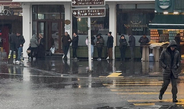 Diyarbakır'da aniden bastıran yağmur hayatı felç etti