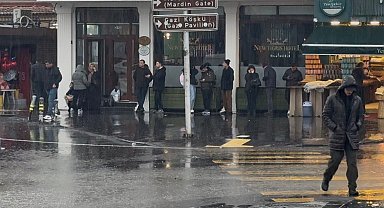 Diyarbakır'da aniden bastıran yağmur hayatı felç etti