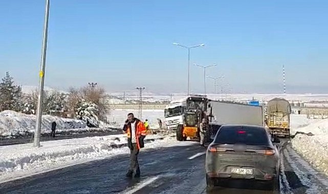 Diyarbakır'da buzlanma nedeniyle tır yoldan çıktı