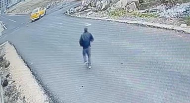 Diyarbakır'da iki ticari taksinin çarpıştığı kaza anı güvenlik kamerasına yansıdı