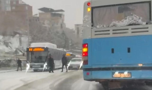 Diyarbakır'da kar bastırdı, şehir içi halk otobüsleri yollarda kaldı
