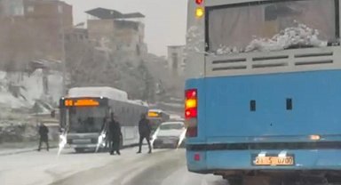 Diyarbakır'da kar bastırdı, şehir içi halk otobüsleri yollarda kaldı