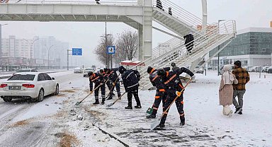 Diyarbakır'da kar ve buzlanmaya karşı 850 personel sahada çalışıyor