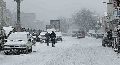 Diyarbakır'da kar yağışı başladı