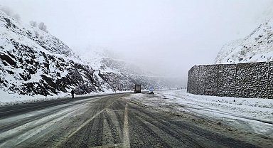 Diyarbakır'da kar yağışı etkili oldu, bazı araçlar yolda kaldı