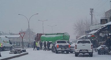 Diyarbakır'da kar yağışı nedeniyle 5 araç bir birine girdi