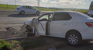 Diyarbakır'da otomobil ile minibüs çarpıştı: 7 yaralı