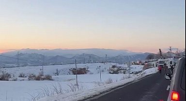 Diyarbakır'da tır devrildi, yol ulaşıma kapandı
