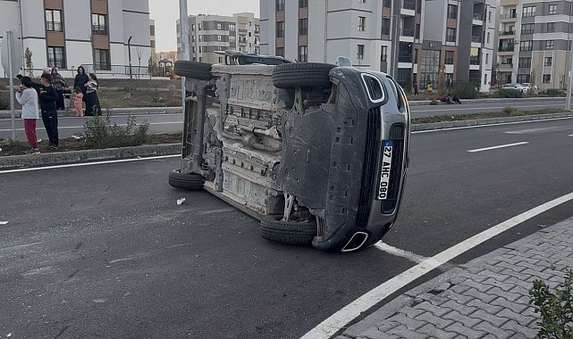 Diyarbakır'da trafik kazası: Araç yan yattı, 2 kişi yaralandı