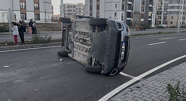 Diyarbakır'da trafik kazası: Araç yan yattı, 2 kişi yaralandı
