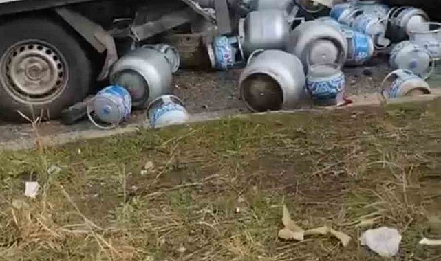 Diyarbakır'da tüplerin yola savrulduğu kaza ucuz atlatıldı