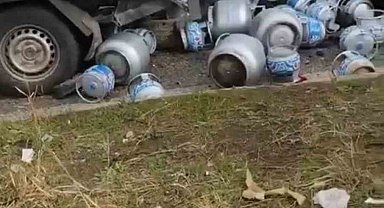 Diyarbakır'da tüplerin yola savrulduğu kaza ucuz atlatıldı