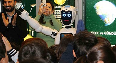 Diyarbakırlı öğrenciler atık malzemelerden robot yaptı