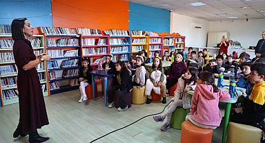 Doğan Hızlan Kütüphanesi'nde imza etkinliği