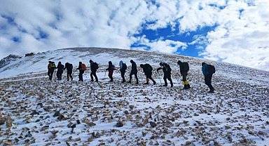 Doğaseverler 3 bin 395 rakımlı Vivara Dağı'nda zirve yaptı