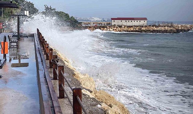 Doğu Akdeniz'de dev dalgalar kıyıları dövdü