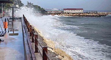Doğu Akdeniz'de dev dalgalar kıyıları dövdü