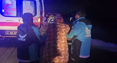 Doğum sancısı başlayan kadının imdadına karlı yolları aşan UMKE ekipleri yetişti