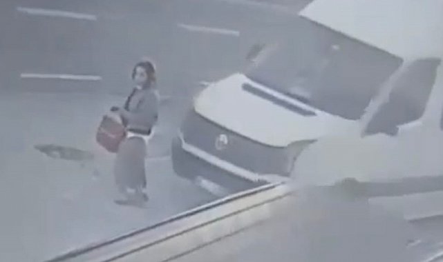 Dolmuş bekleyen kadın minibüsün altında böyle kaldı