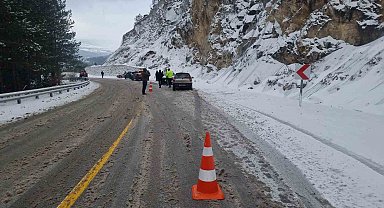 Domaniç-İnegöl karayolunda üç ayrı kaza: 5 araçta maddi hasar oluştu