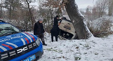 Domaniç'te gizli buzlanma kazaya sebep oldu, minibüs şarampole yuvarlandı