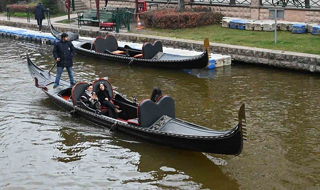 Dondurucu soğuklara rağmen gondol keyfi Eskişehir'in gezi rutininden çıkmadı