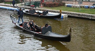 Dondurucu soğuklara rağmen gondol keyfi Eskişehir'in gezi rutininden çıkmadı