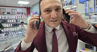 Döviz destesi masaya çıkınca telefoncu kendini tutamadı: Ağzı kulaklarına vardı