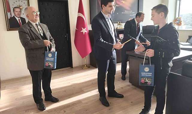 Dumlupınar'da bilgi yarışmasında dereceye giren öğrenciler ödüllerini aldı