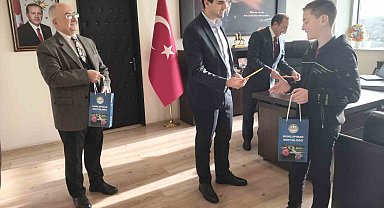 Dumlupınar'da bilgi yarışmasında dereceye giren öğrenciler ödüllerini aldı