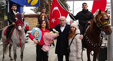 Dünya Boks Şampiyonu Turhan, memleketi Bayburt'ta davul zurnayla karşılandı