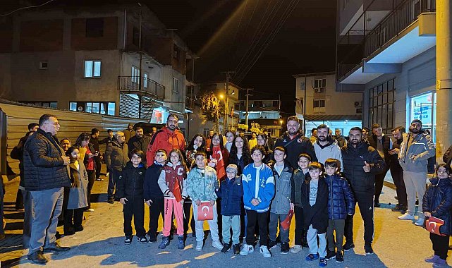 Dünya şampiyonu Zehra'yı mahalle sakinleri törenle karşıladı