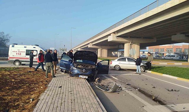 Dur levhasına uymadı, kavşakta kaza: 1 yaralı