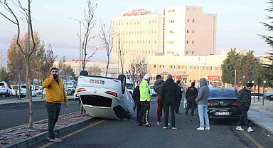 Duran araca çarpıp takla attı: 1 yaralı