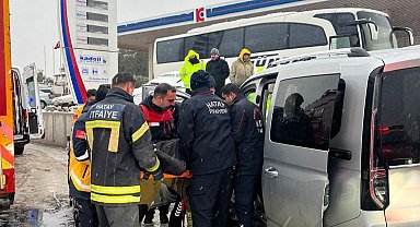 Duvara çarpan hafif ticari aracın sürücüsü yaralandı