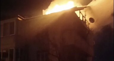 Düzce'de 3 katlı binanın çatısı alev alev yandı