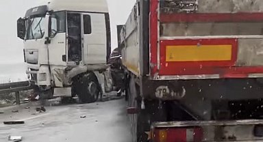 Düzce'de tır makaslaması çevre yolunu kapattı