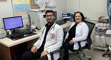 Ebe anne doktor oğluyla birlikte şifa dağıtıyor