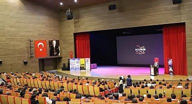 EBYÜ'de dijital bilgi ve yapay zekâ konuşuldu