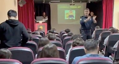 Eceabat'da emniyet ekiplerince öğrenciler bilgilendirildi
