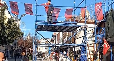 Edirne'de caddede bayrağa saygı: Türk bayrağını öperek kaldırdı