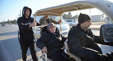 Edirne'de gençlerden insanlık dersi: Engelli vatandaşı kilometrelerce ittiler